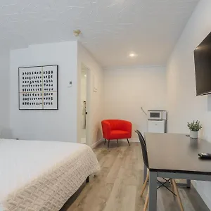  Motel Champlain